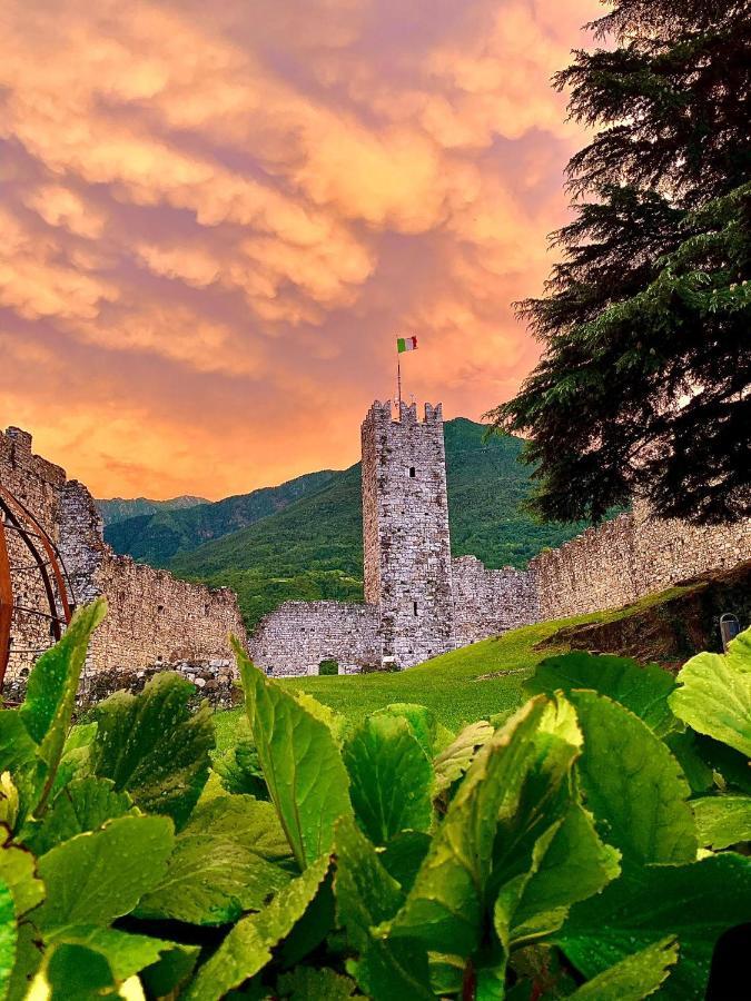 La Casa Sulla Collina Del Castello Villa Breno Exteriör bild