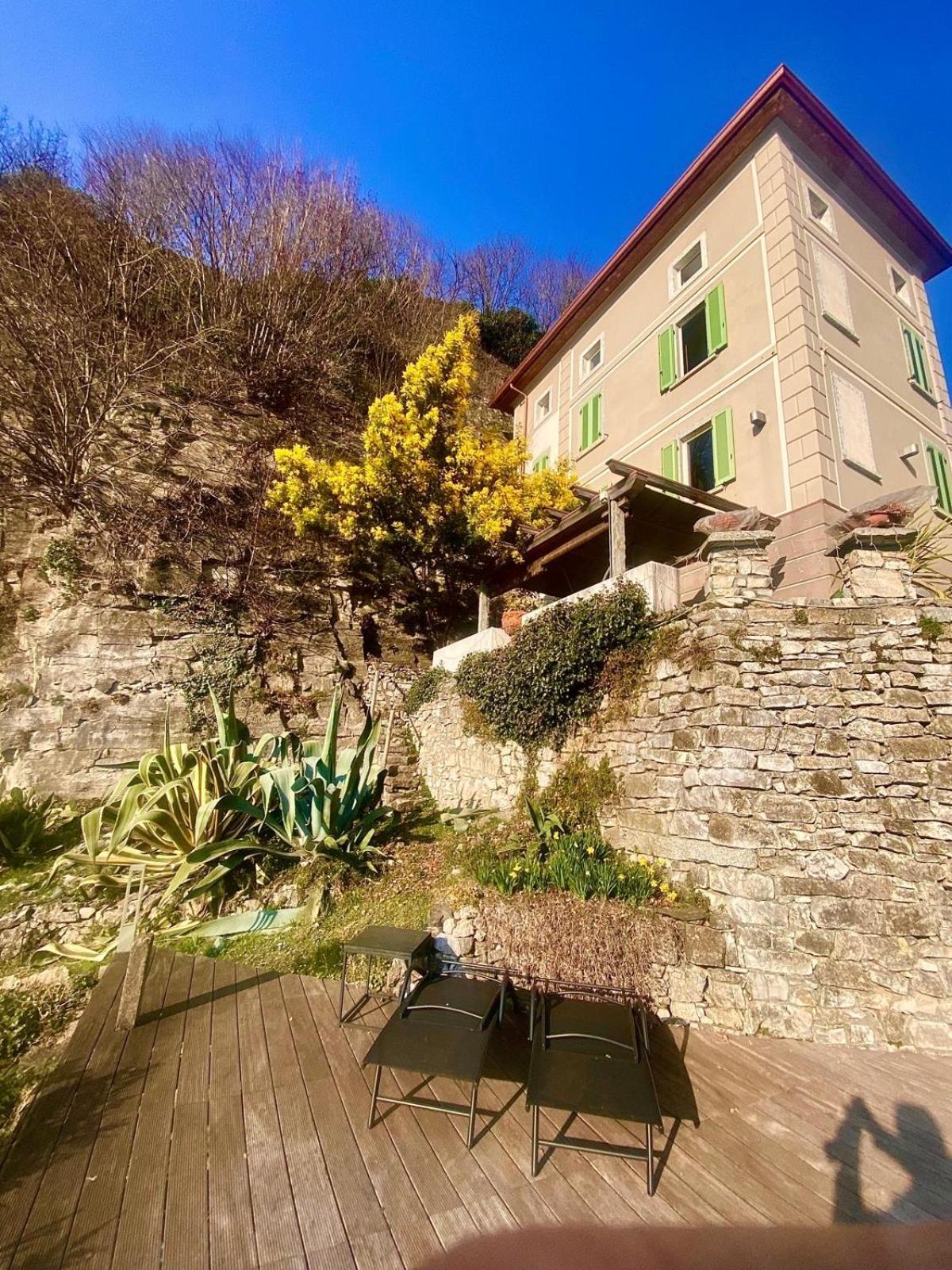 La Casa Sulla Collina Del Castello Villa Breno Exteriör bild